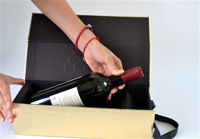 ‌Golden Paper Foldable Wine Magnetic Closure Gift Box