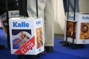 Shenzhen manufacturers produce promotional corrugated paper trolley boxes