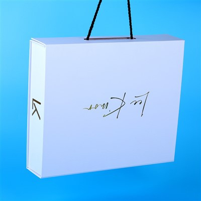 Simple Elegant White Magnetic Folding Gift Box With Ribbon Handle