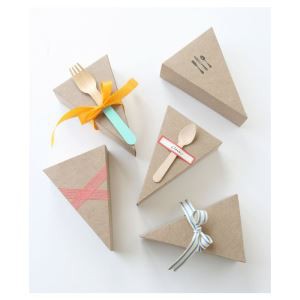 Stable Quality China Supplier Triangle Shape Cake Packaging Box With Ribbon And Plastic Tablespoons